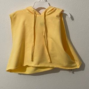 Sleeveless cropped yellow sport shirt.